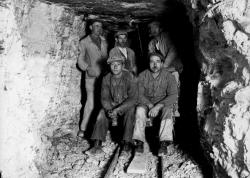 Bergleute im Stollen